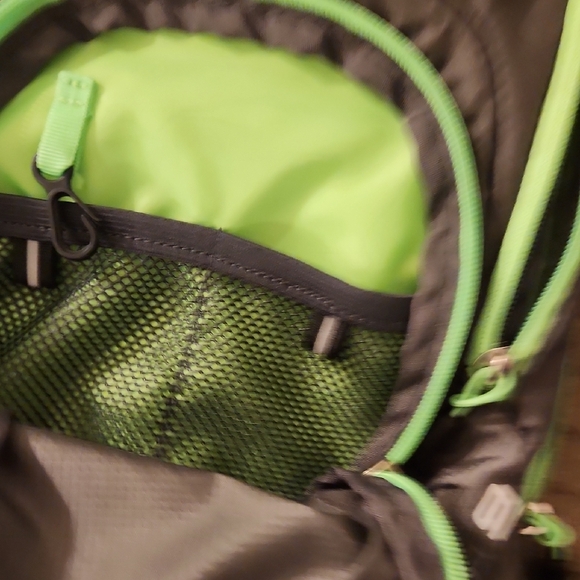 High Sierra Gray and Green Backpack  Hydration Pack 2L Visalia 9 Back - Picture 6 of 8